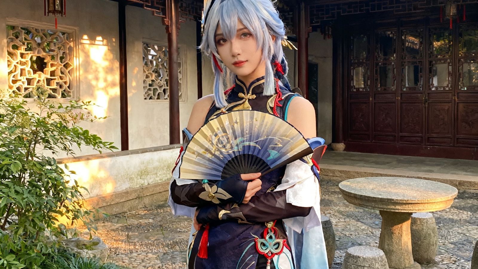 Coser扮演星穹铁道停云，手持扇子，背景是古风庭院